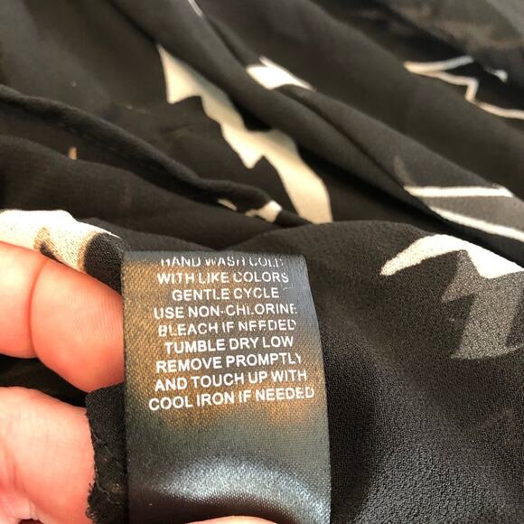 Torrid black white lightning sheer button down top size 5 or 5X - Picture 11 of 15